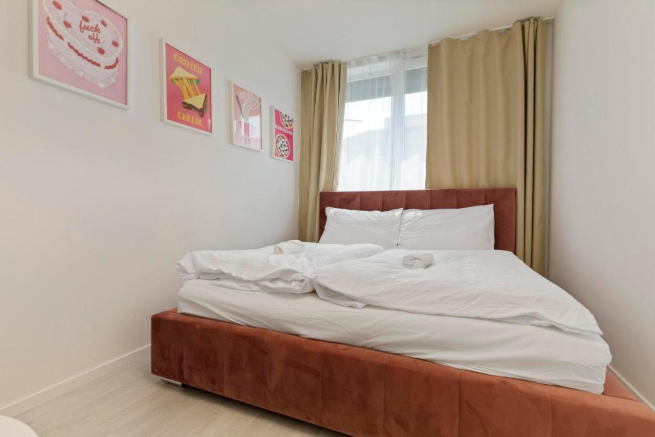 Lam Pink - Jacuzzi - Ac - Ps4 Leilighet Bratislava Eksteriør bilde